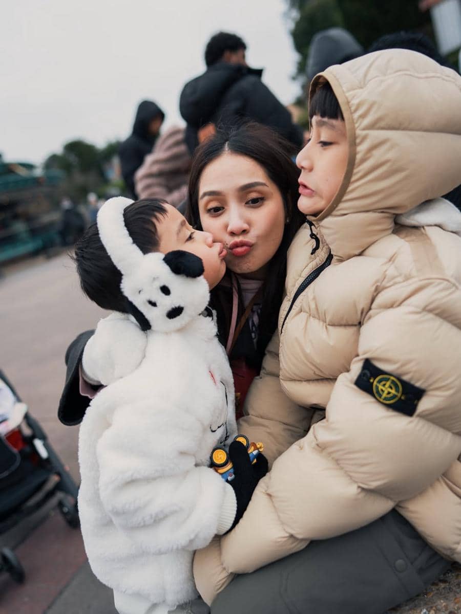 Nagita Slavina dan Trio R di Disneyland Paris.