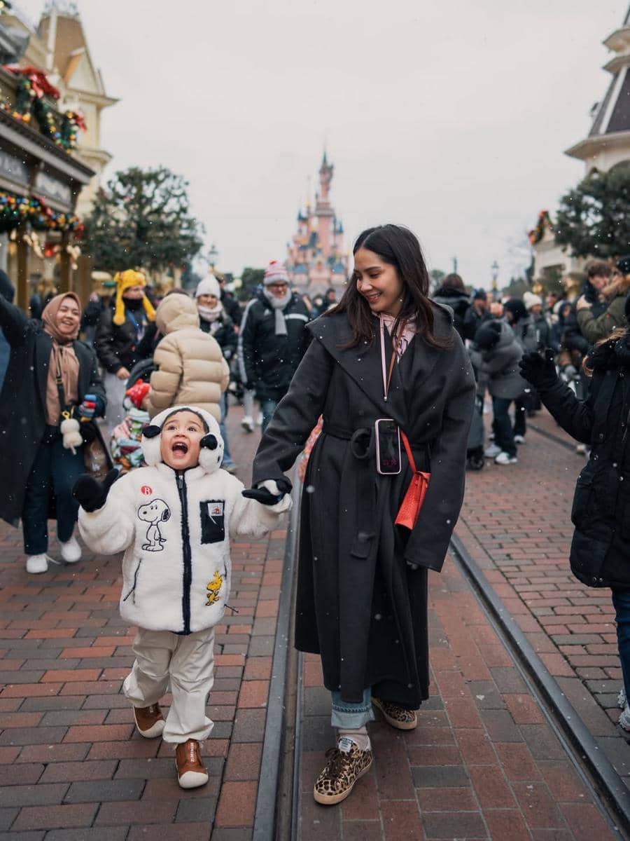 Nagita Slavina dan Trio R di Disneyland Paris.