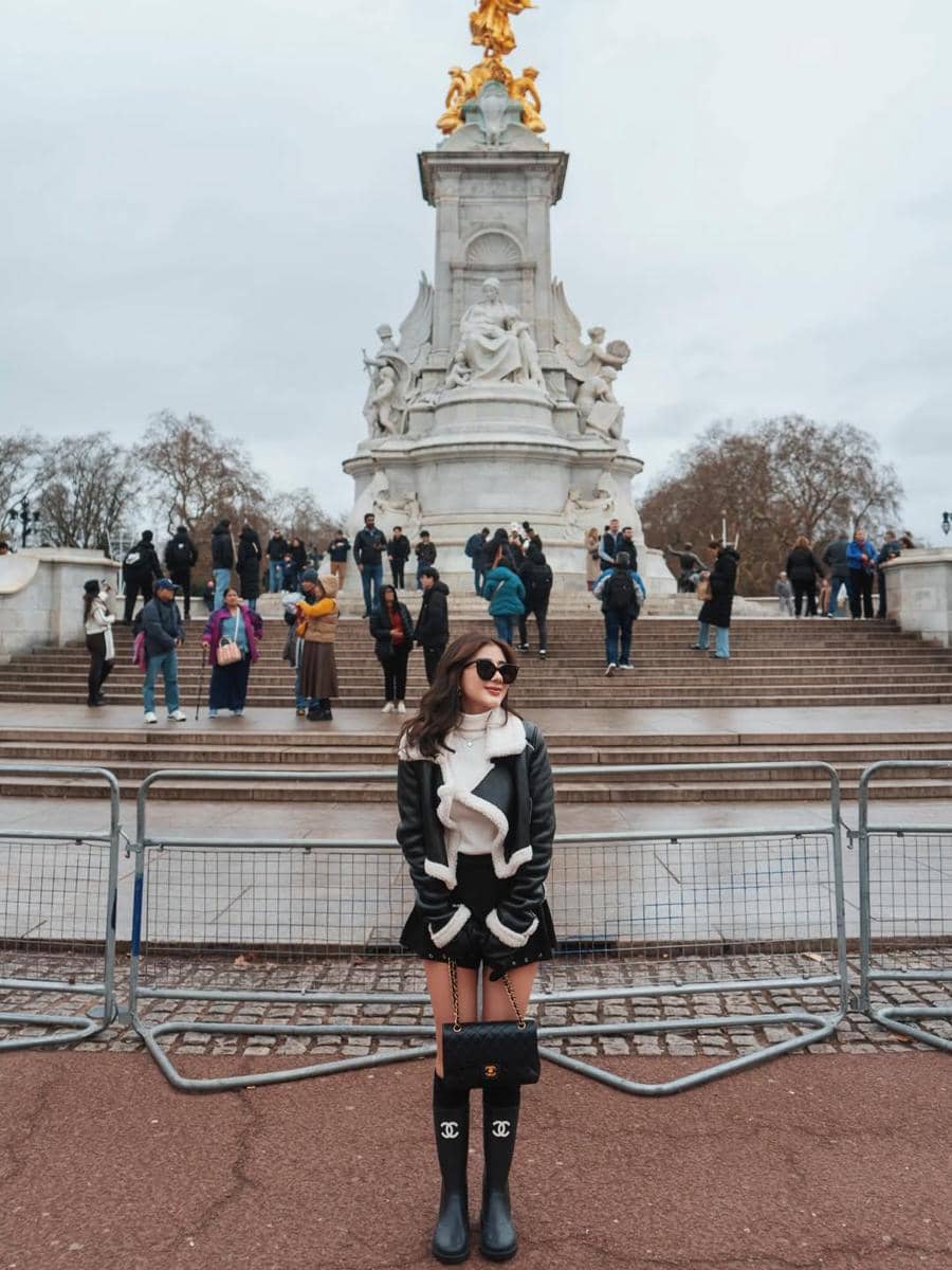 Ghea Youbi jalan-jalan di London.