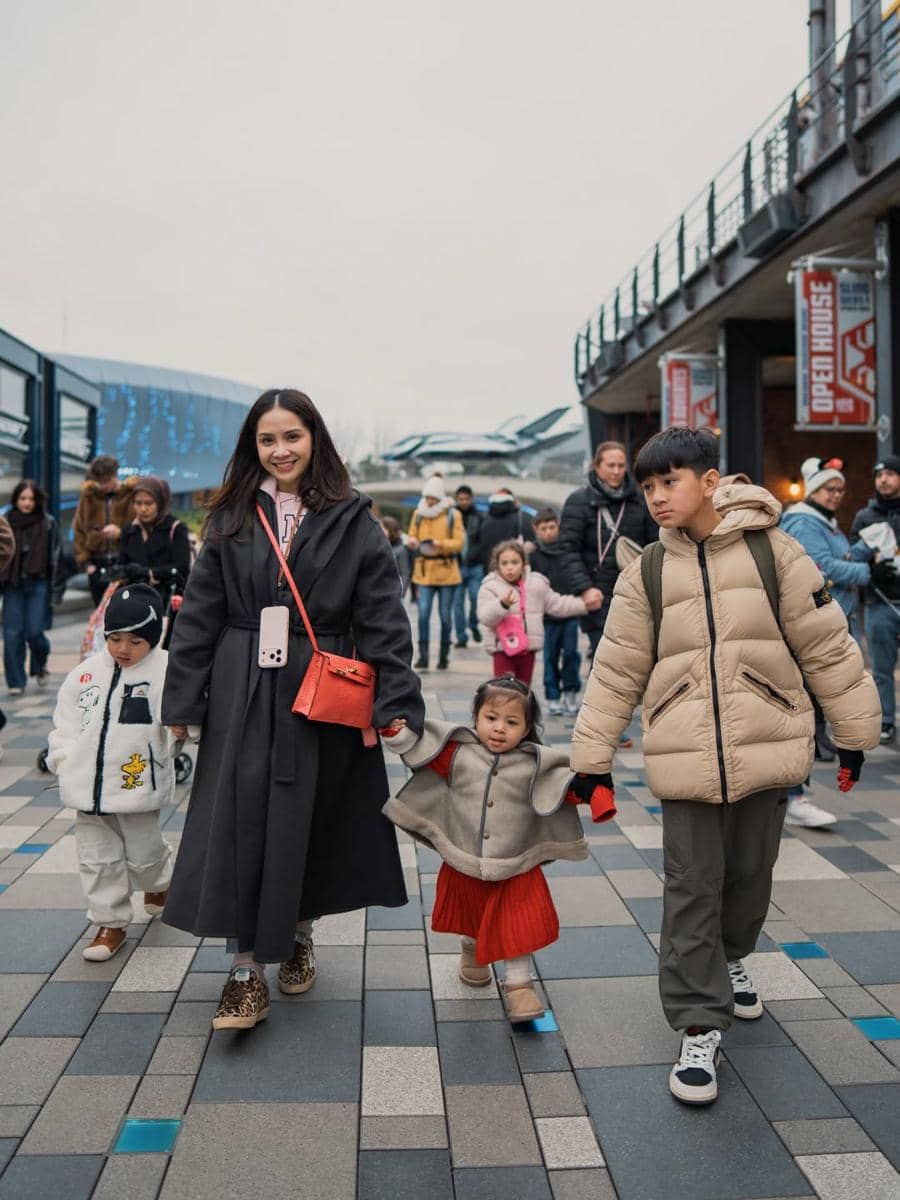 Nagita Slavina dan Trio R di Disneyland Paris.