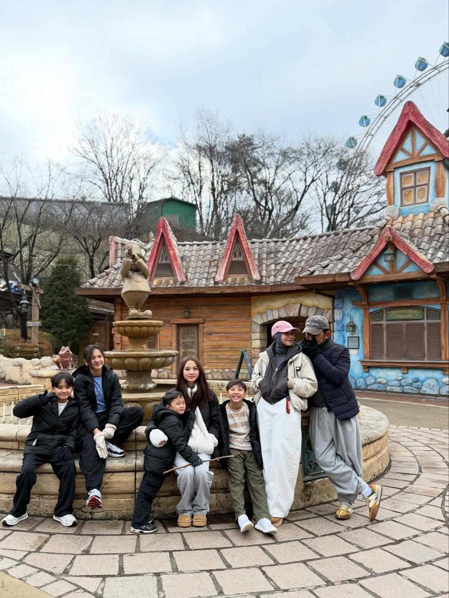 Keluarga Zaskia Adya Mecca ke Everland Theme Park