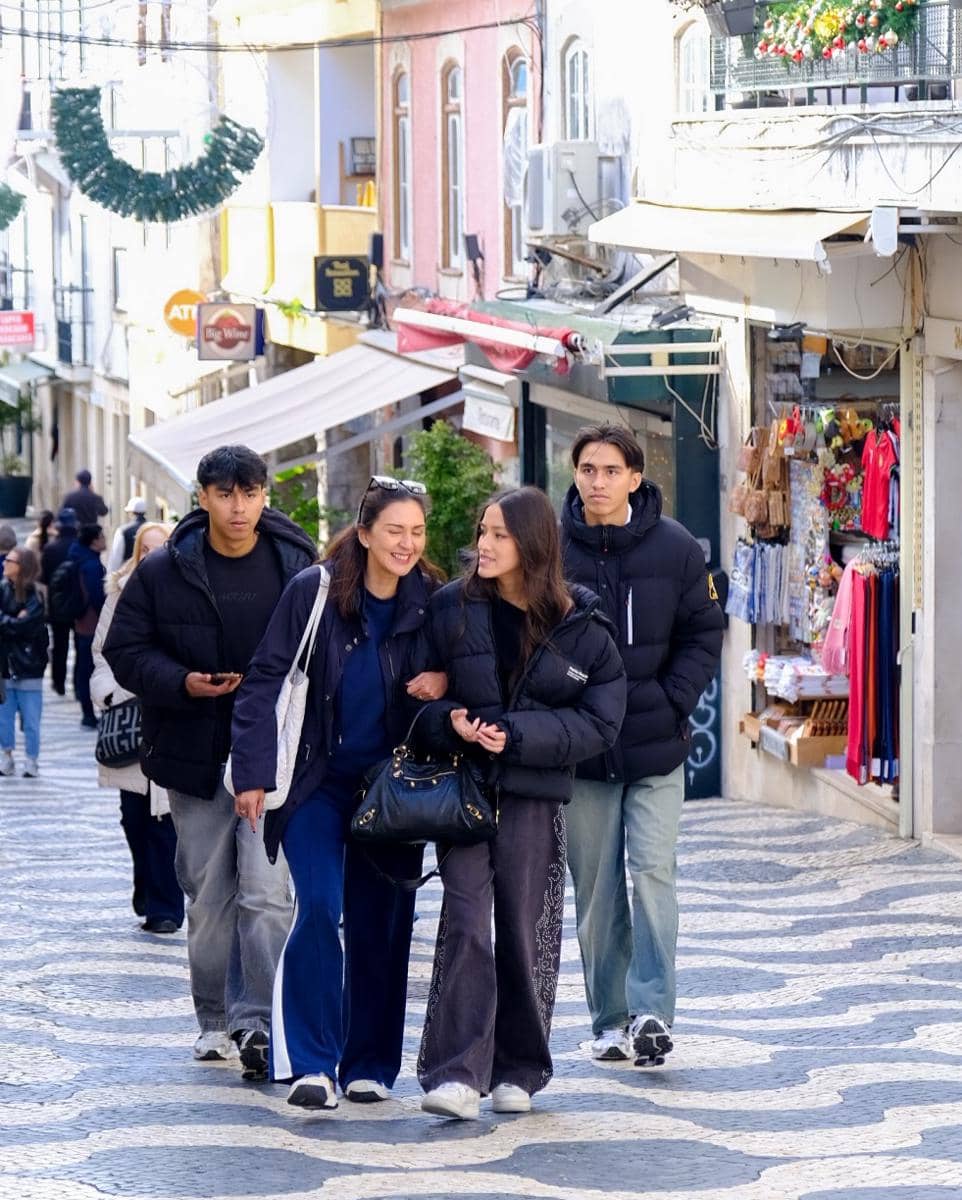 Keluarga Darius Sinathrya ke Kota Cascais