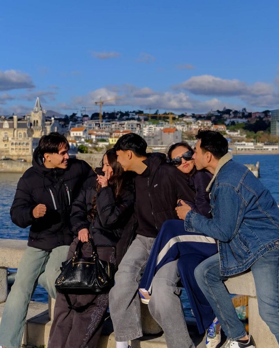Keluarga Darius Sinathrya ke Kota Cascais