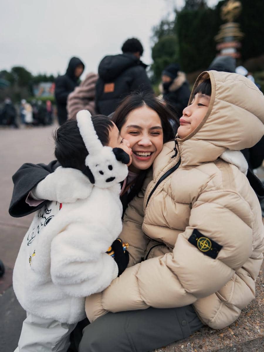 Nagita Slavina dan Trio R di Disneyland Paris.