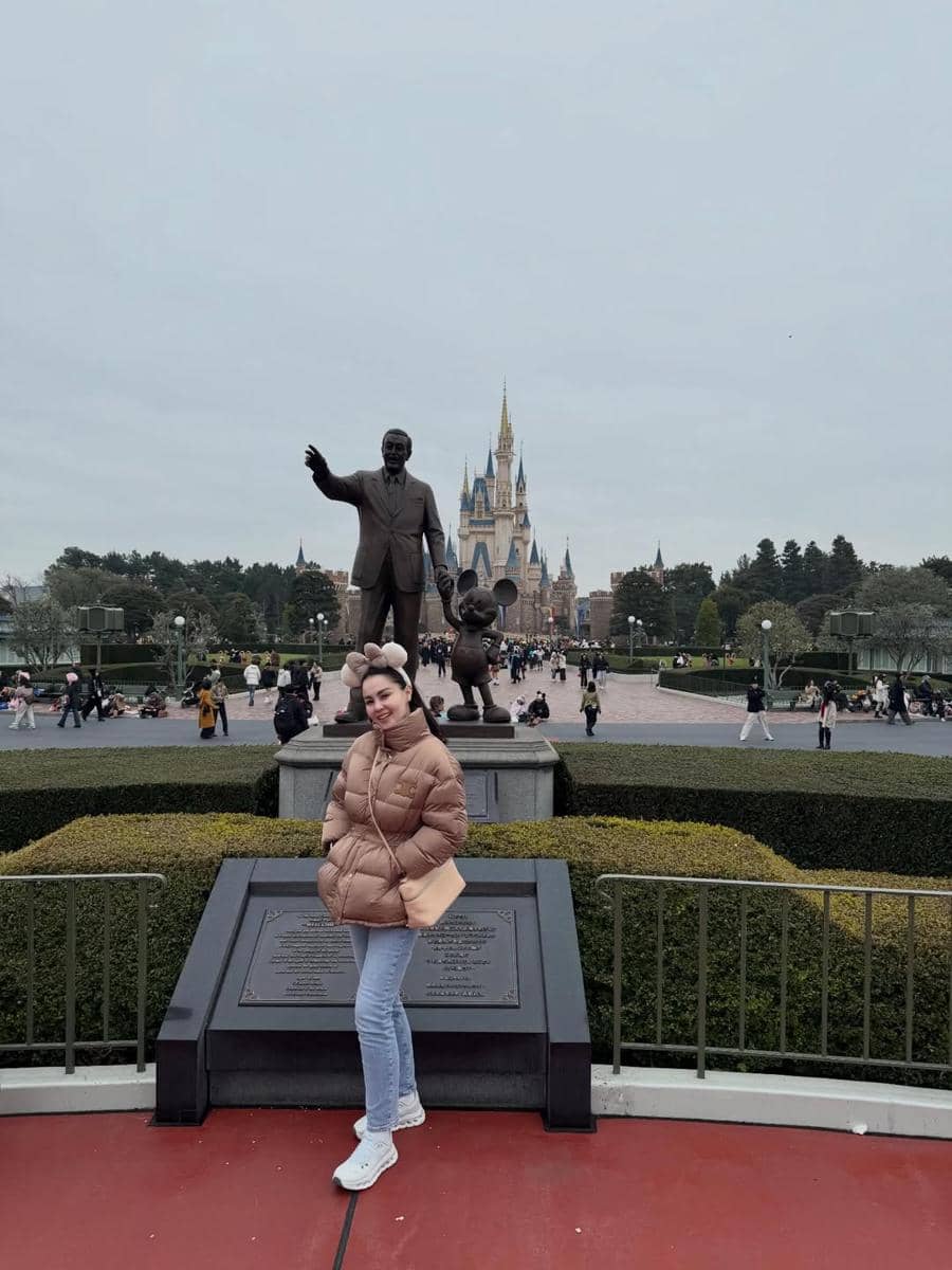 Keluarga Jennifer Dunn main di Tokyo Disneyland, Jepang.