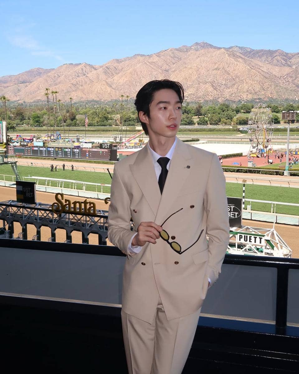 Outfit Penyanyi Park Yuri