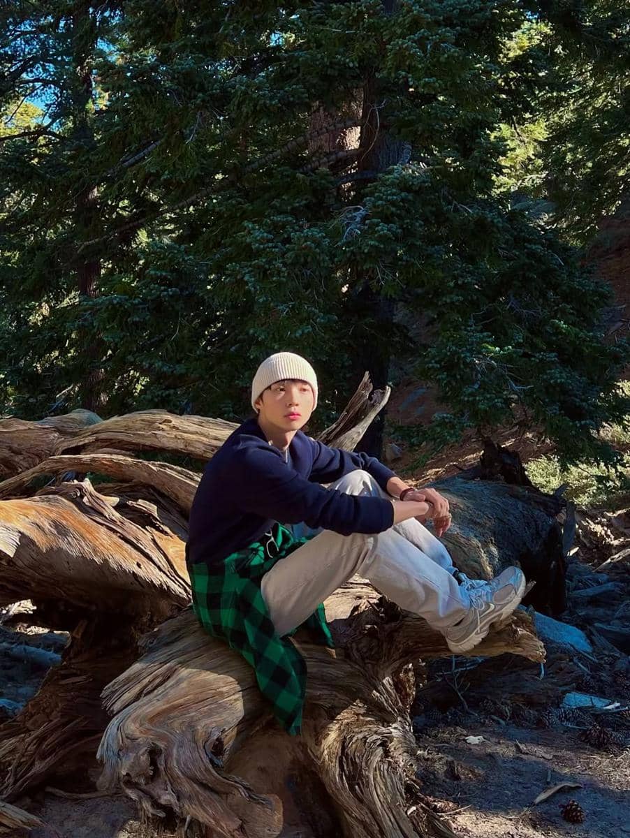 Outfit ala Penyanyi Park Yuri