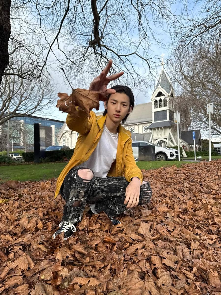 Juhoon CORTIS mengenakan outer