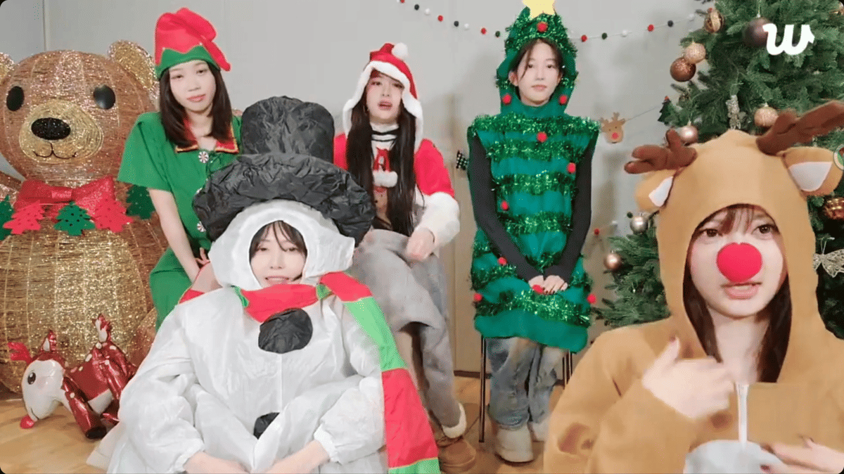 potret Lesserafim saat live untuk merayakan Natal 