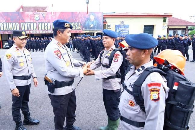 Kapolda Sulsel Irjen Djuhandhani melepas personel Brimob untuk tugas kemanusiaan ke Aceh. (Dok. Polda Sulsel)