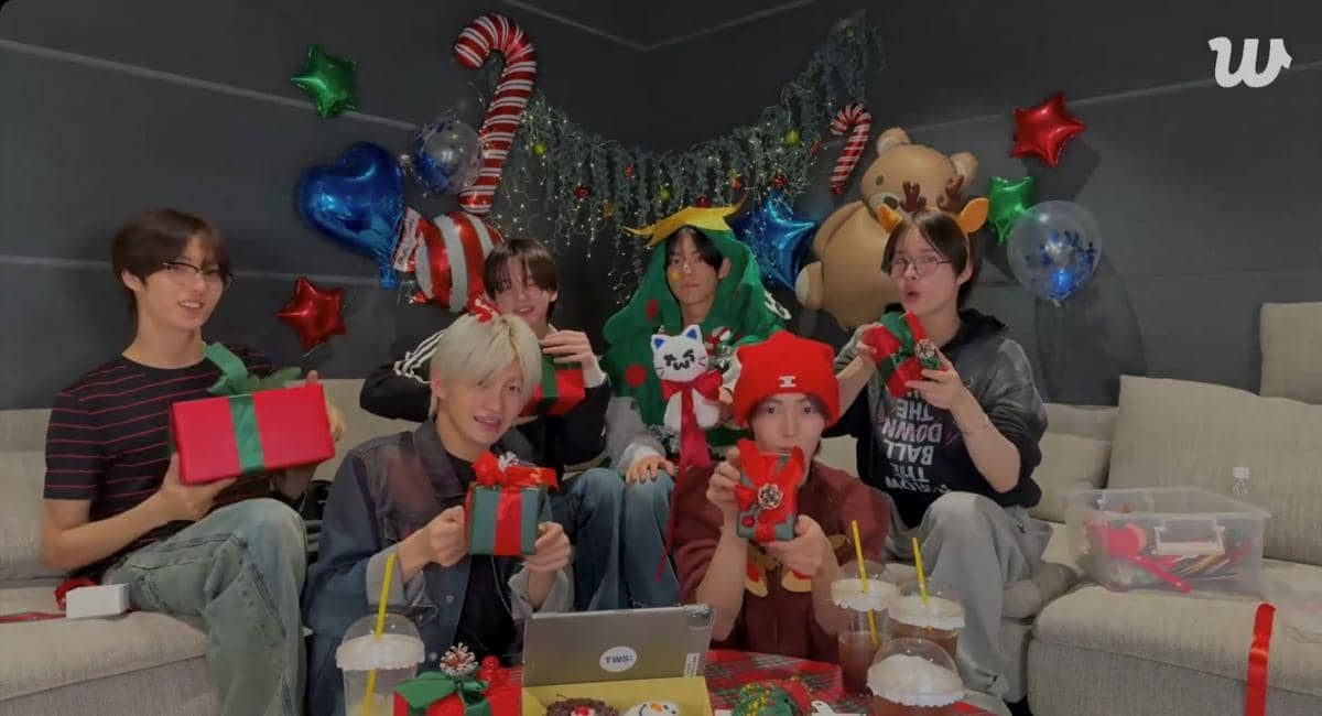 potret TWS yang meryakan Natal bersama SAI dalam Weverse Live