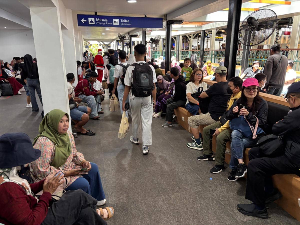 Penumpang Commuterline di Stasiun Yogyakarta, Jumat (26/12/2025).
