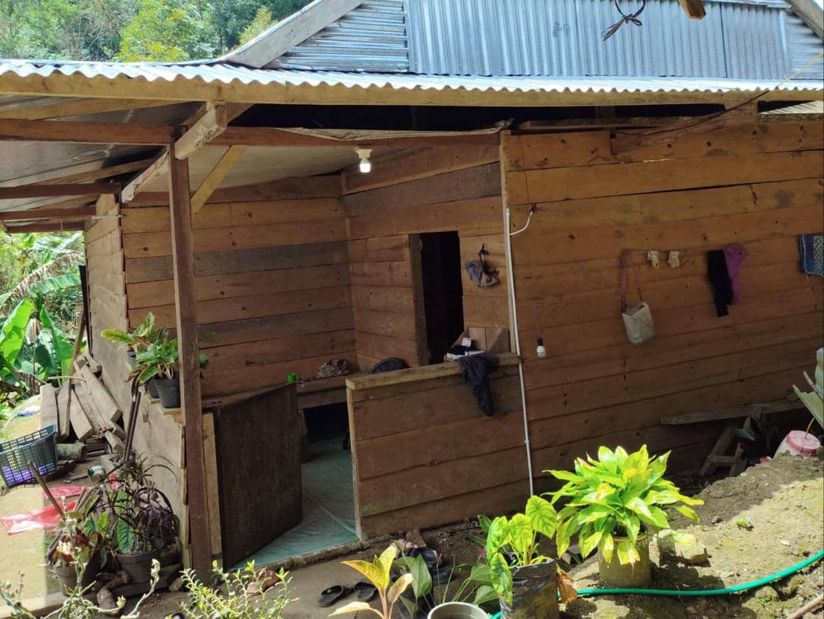 Pemerintah Provinsi Sulawesi Selatan menyalurkan bantuan pasang baru listrik kepada 215 rumah tangga tidak mampu selama tahun 2025. (dok. Pemprov Sulsel)