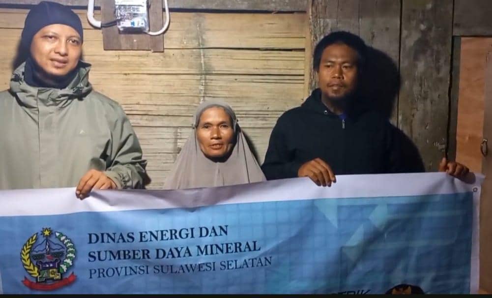 Pemerintah Provinsi Sulawesi Selatan menyalurkan bantuan pasang baru listrik kepada 215 rumah tangga tidak mampu selama tahun 2025. (dok. Pemprov Sulsel)