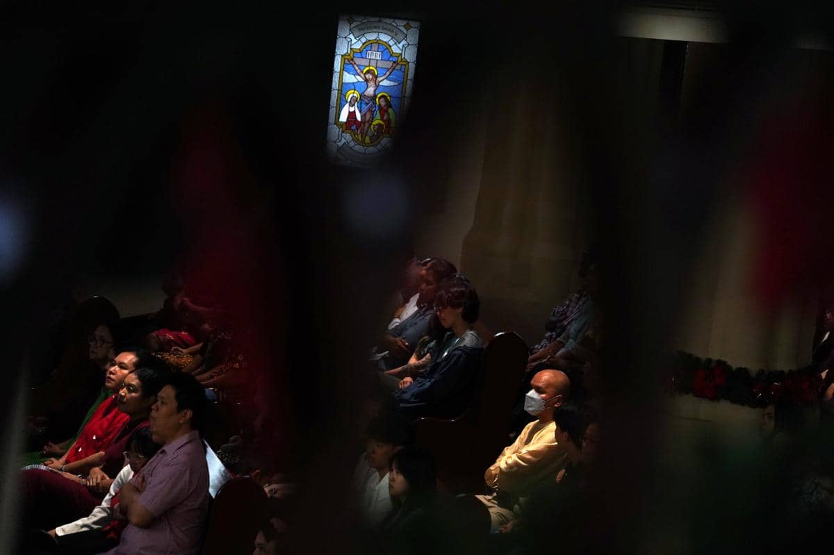 Jemaat Katolik mengikuti ibadah Misa Natal di Gereja Katedral Makassar, Sulawesi Selatan, Rabu (24/12/2025). Pelaksanaan ibadah Misa Natal tersebut bertemakan Allah Hadir untuk Menyelamatkan Keluarga. (ANTARA FOTO/Hasrul Said)