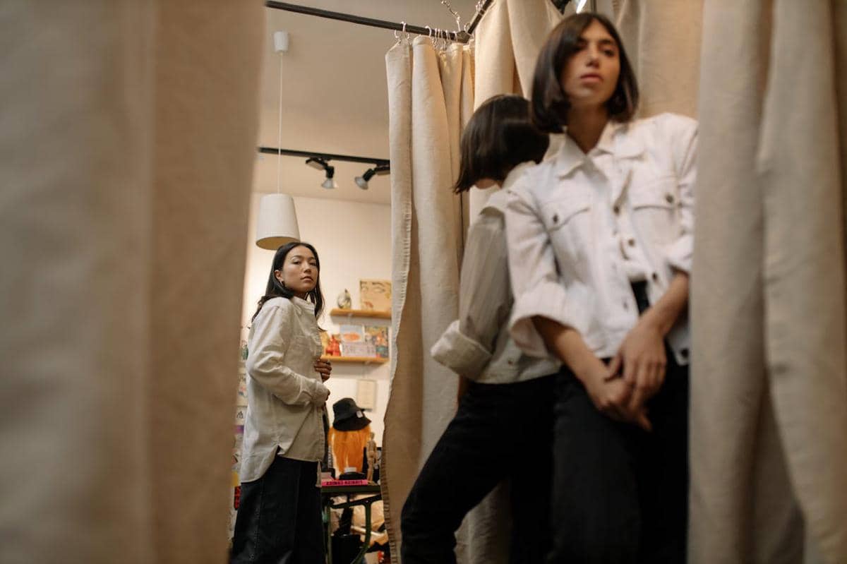 ilustrasi mencoba baju baru