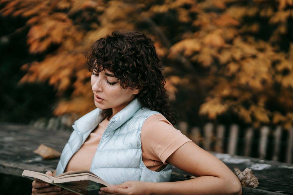 ilustrasi perempuan membaca buku