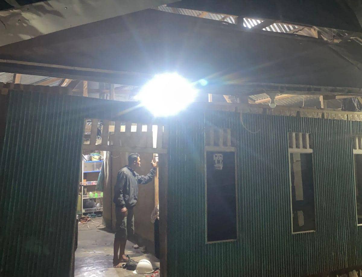 Pemerintah Provinsi Sulawesi Selatan menyalurkan bantuan pasang baru listrik kepada 215 rumah tangga tidak mampu selama tahun 2025. (dok. Pemprov Sulsel)