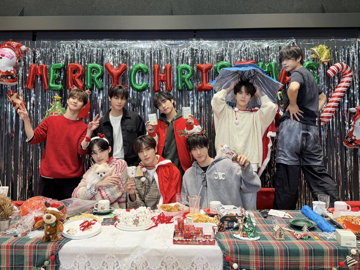 The Boyz membuat konten untuk merayakan Natal