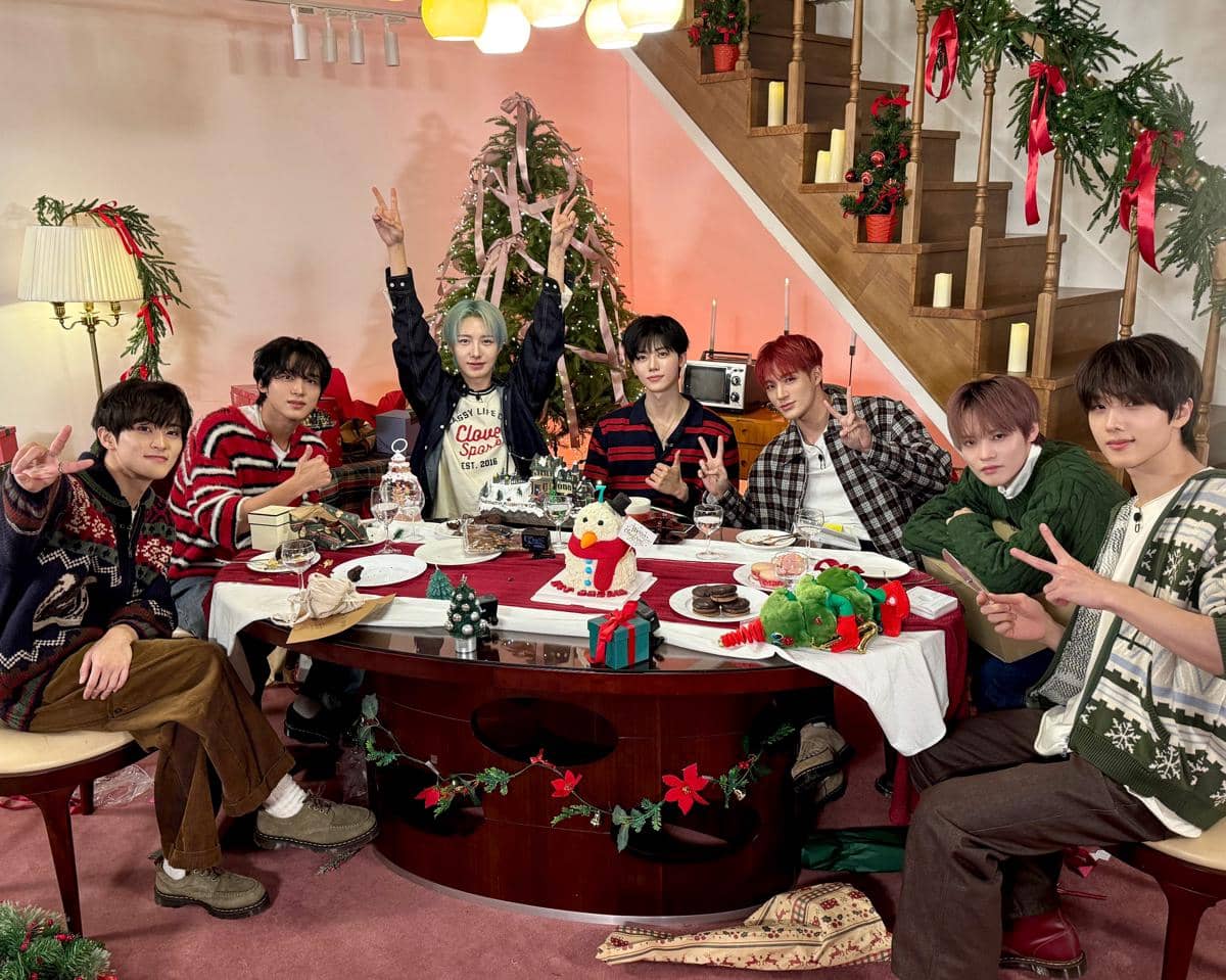 potret NCT Dream yang membuat konten untuk merayakan Natal 