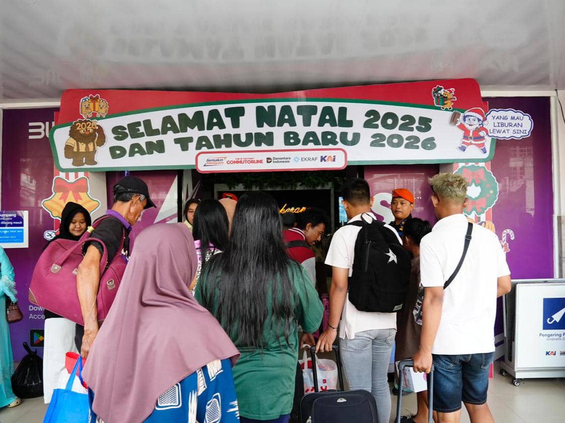Aktivitas penumpang kereta api di stasiun KAI Divre IV Tanjungkarang menjelang Natal 2025