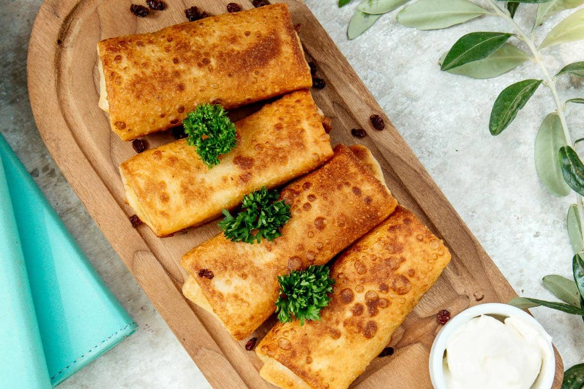 ilustrasi lumpia crabstick saus mentai