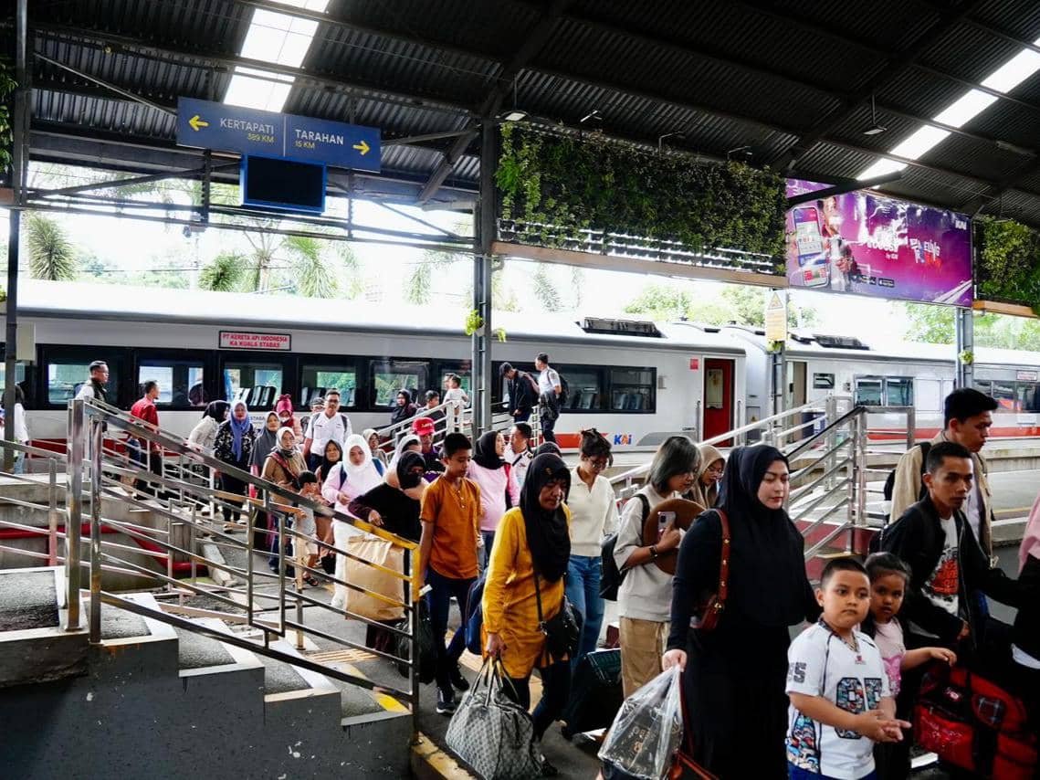 Aktivitas penumpang kereta api di stasiun KAI Divre IV Tanjungkarang menjelang Natal 2025