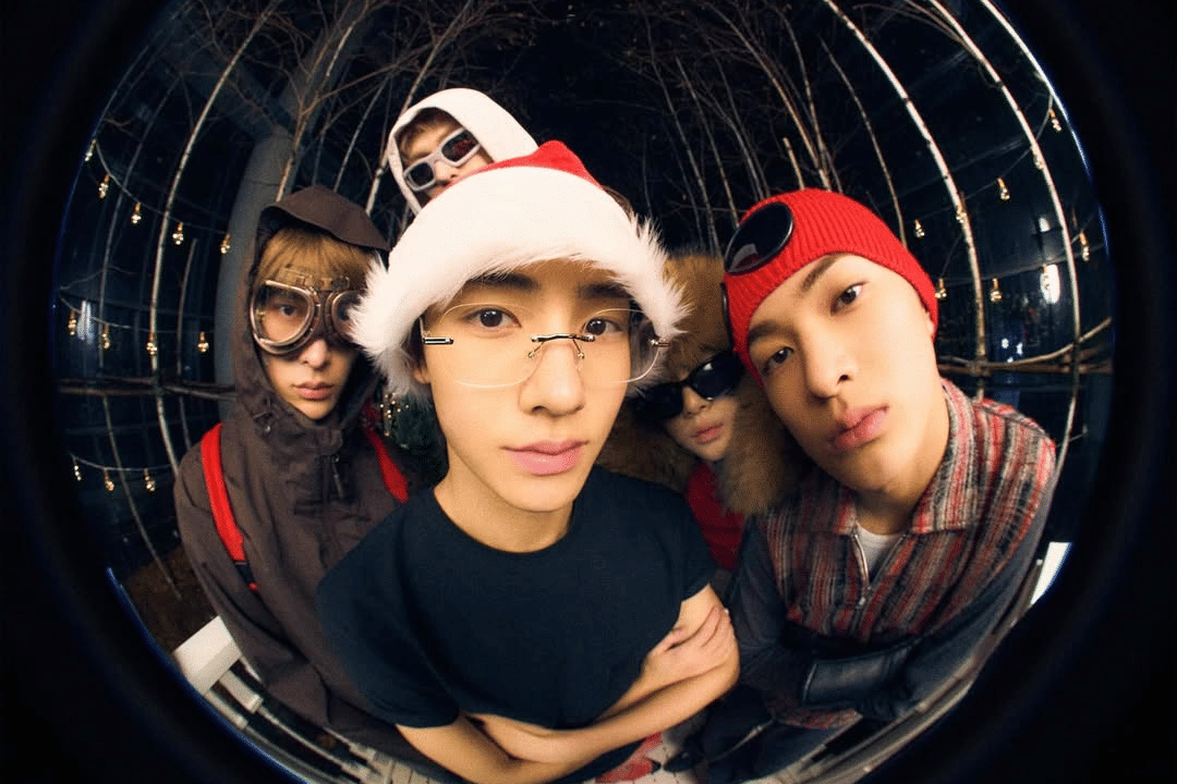 potret member CORTIS yang mengunggah konten mendekor pohon Natal 