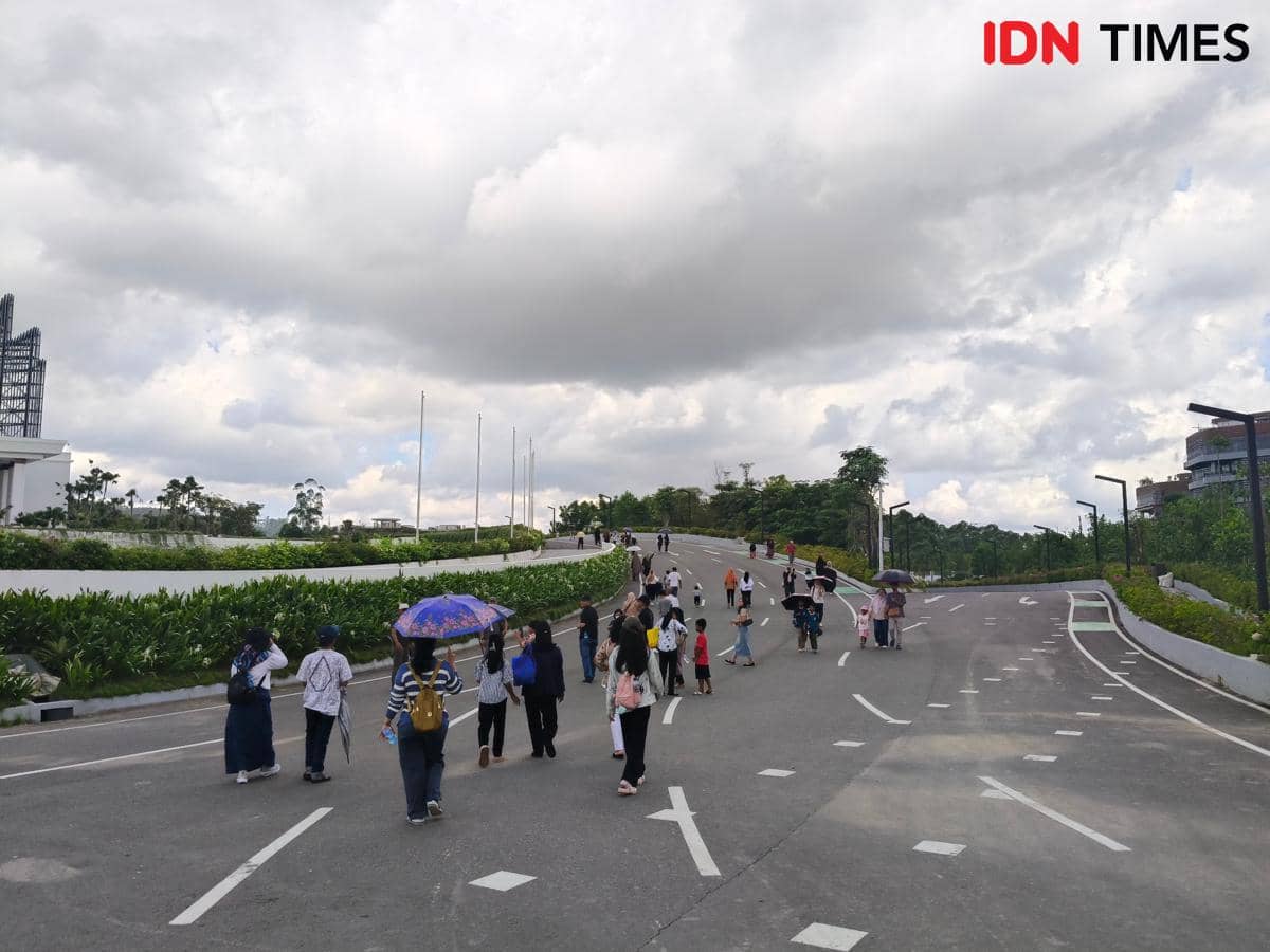 Warga yang berkunjung ke kawasan istana Garuda