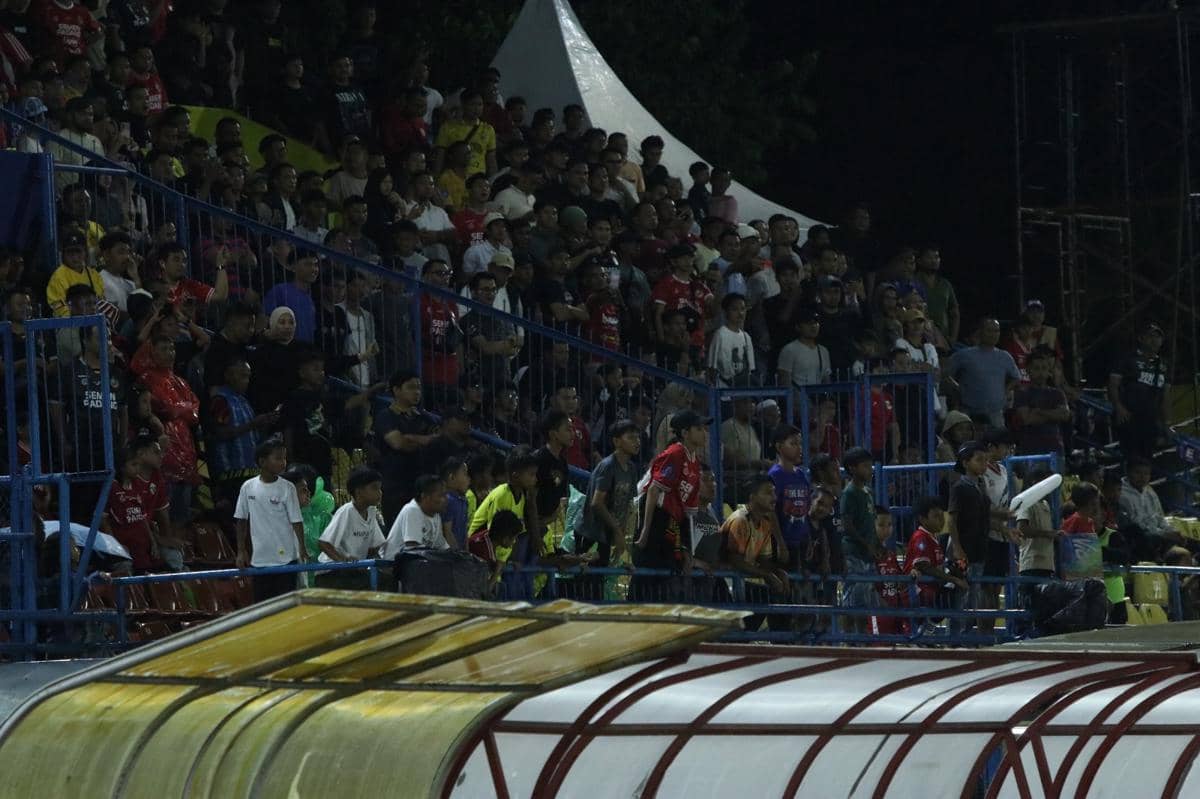 Potret fans menyaksikan laga Semen Padang vs Persija