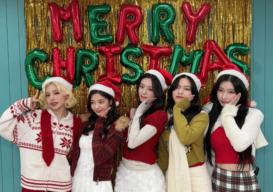 potret ITZY yang membuat konten untuk merayakan Natal