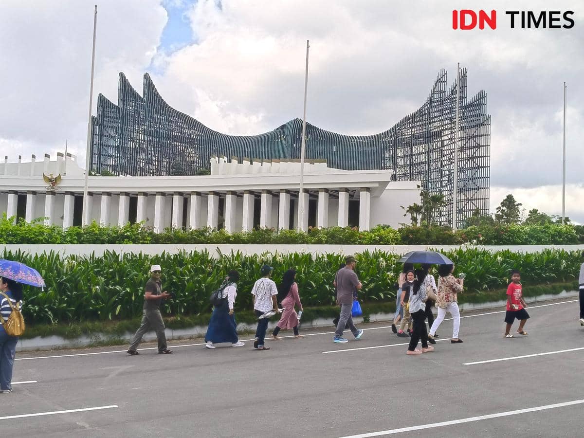 Warga yang berkunjung ke kawasan istana Garuda