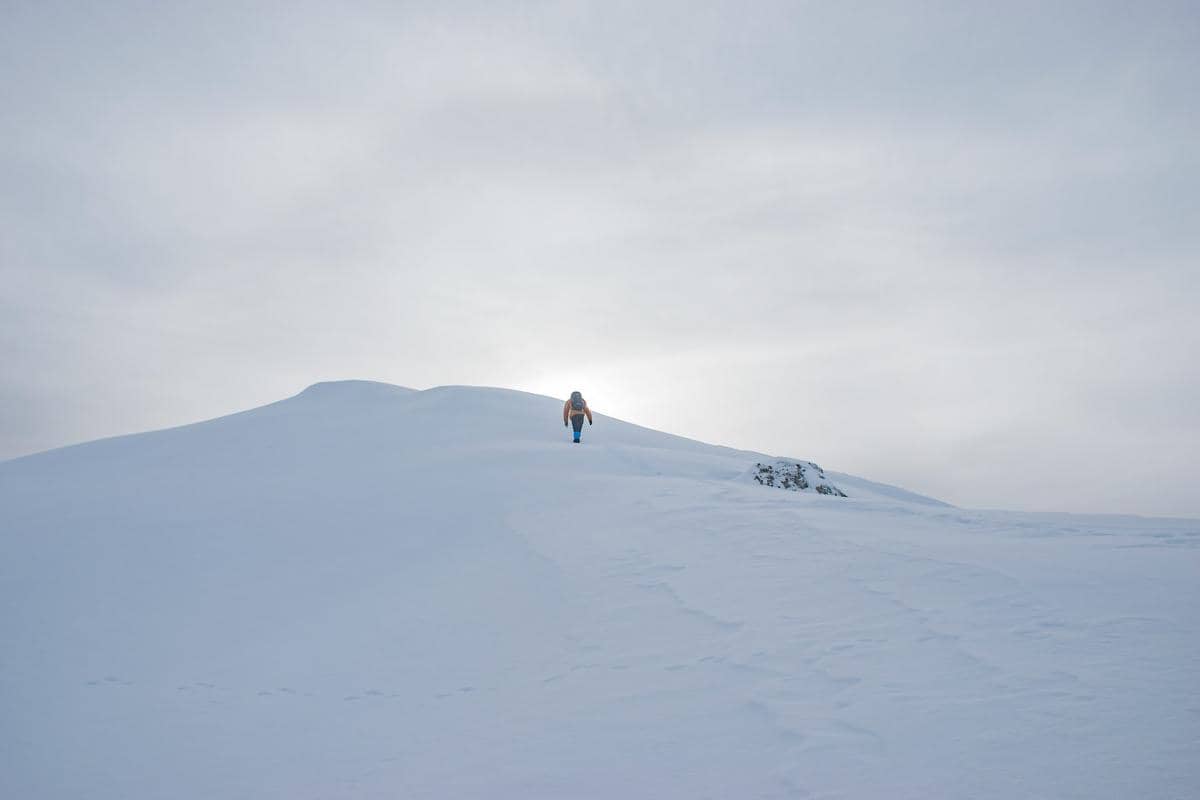 ilustrasi pendaki di salju