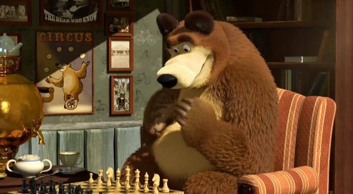karakter Masha and The Bear yang pandai bermain catur