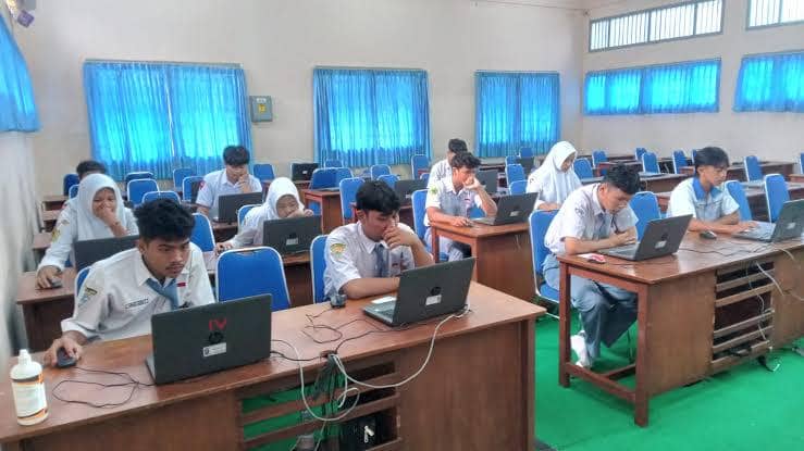 Siswa sedang mengerjakan ujian TKA (Gambar digunakan sebagai ilustrasi dan tidak berkaitan langsung dengan opini yang disampaikan)