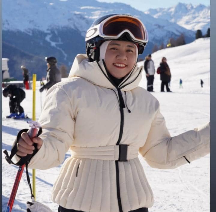 mbak Lala pertama kali main ski