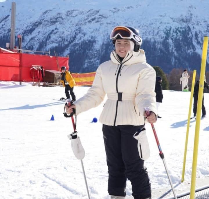 mbak Lala pertama kali main ski