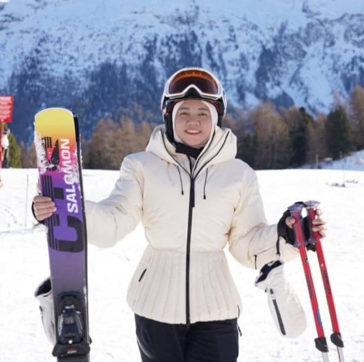 mbak Lala pertama kali main ski