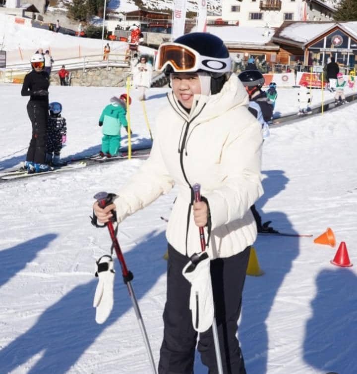 mbak Lala pertama kali main ski