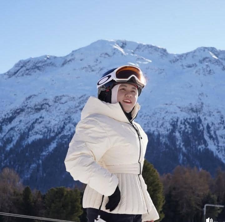 mbak Lala pertama kali main ski