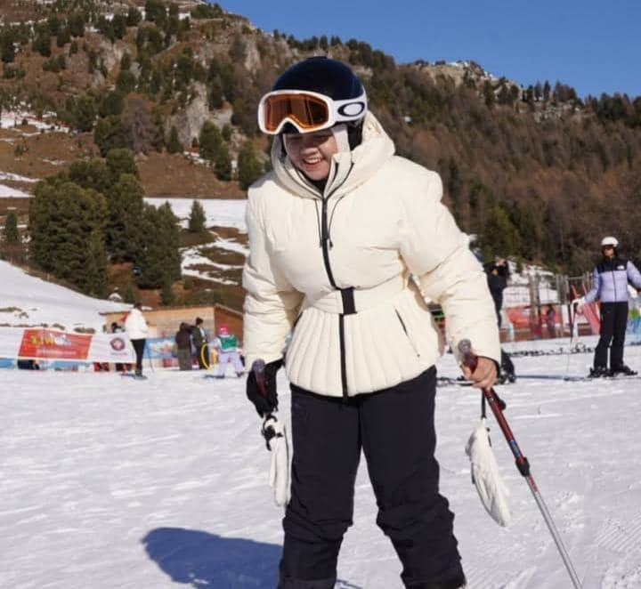 mbak Lala pertama kali main ski