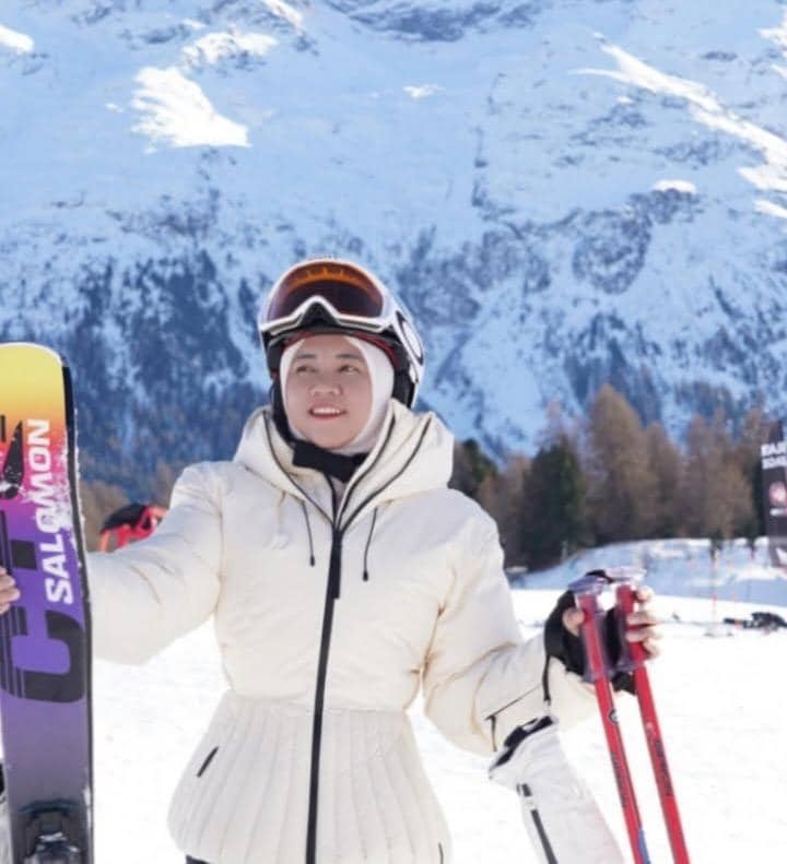 mbak Lala pertama kali main ski