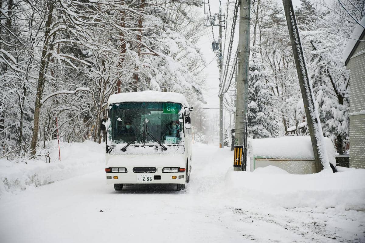 ilustrasi bus di Hakuba 