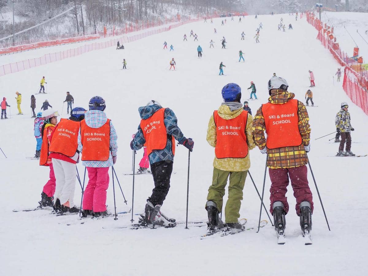 potret orang-orang ikut kelas ski