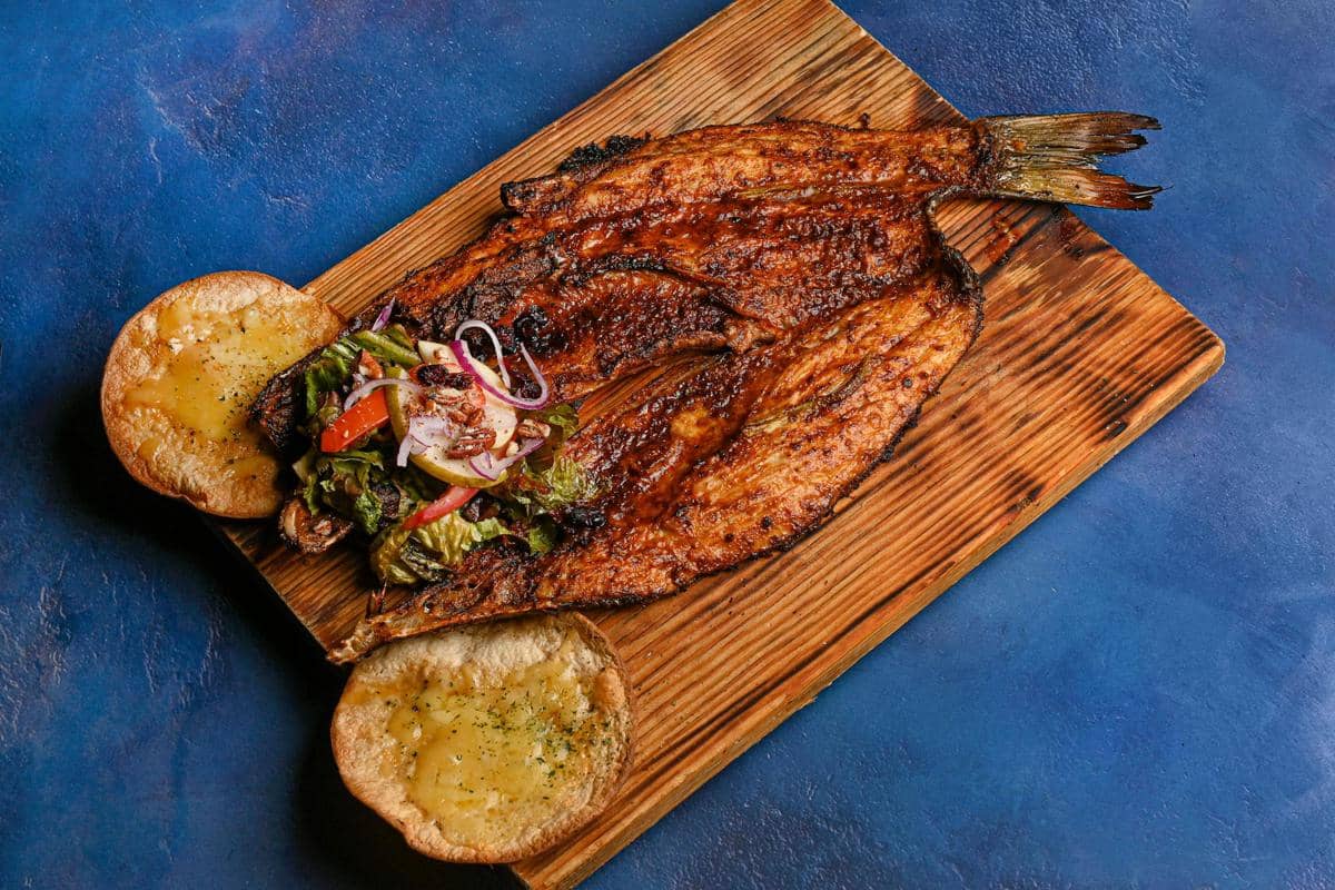 ilustrasi ikan bakar bumbu mentega bawang putih