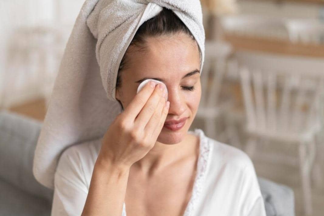 ilustrasi membersihkan kulit wajah (freepik.com/freepik)