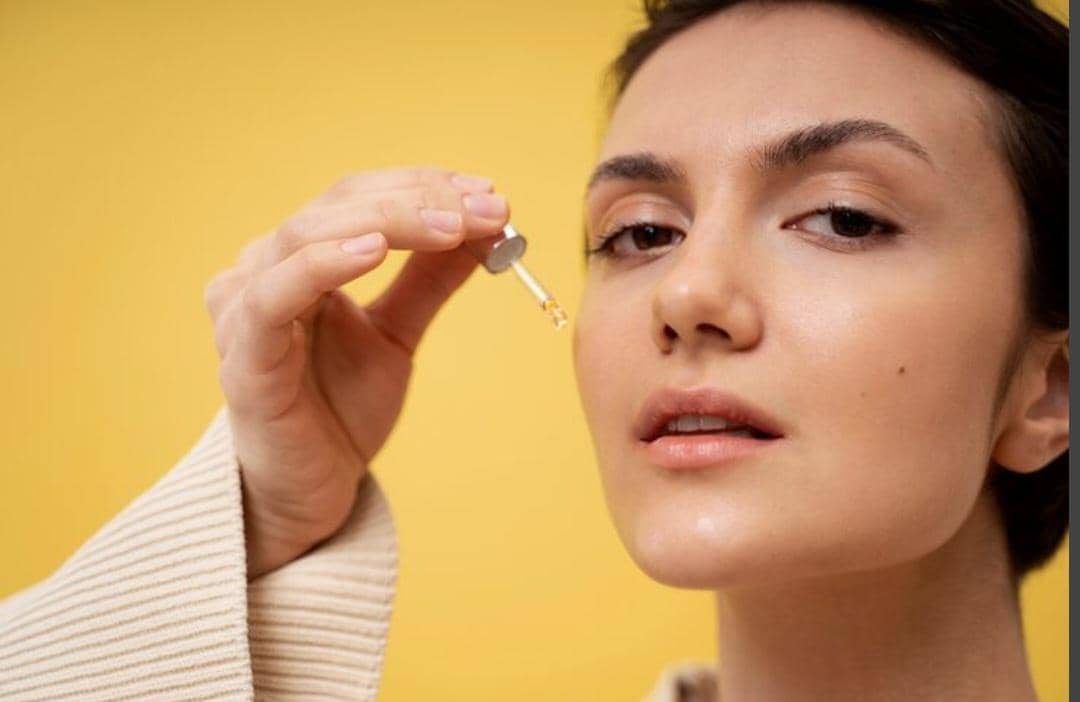 ilustrasi memakai serum (freepik.com/freepik)