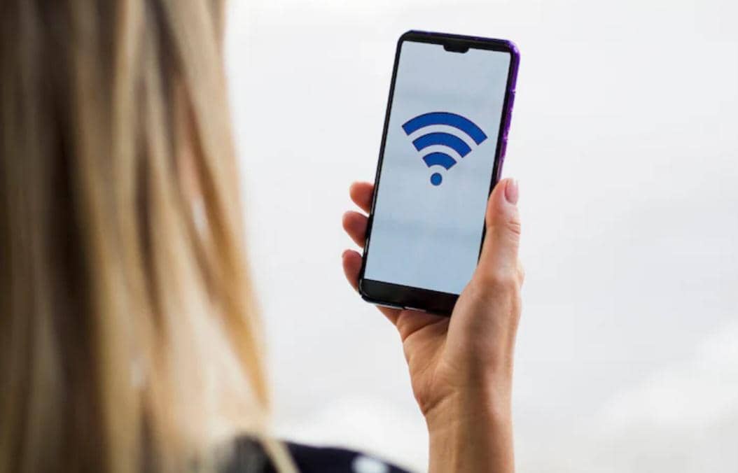 ilustrasi memanfaatkan jaringan WiFi (freepik.com/freepik)