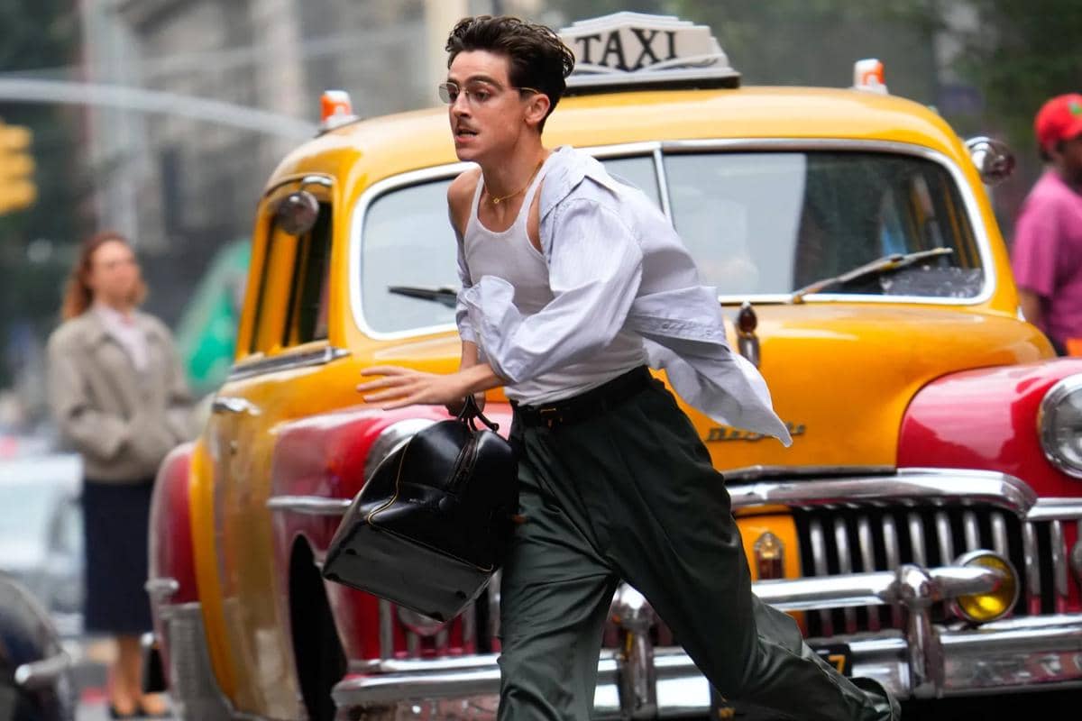 cuplikan adegan dalam film Marty Supreme 