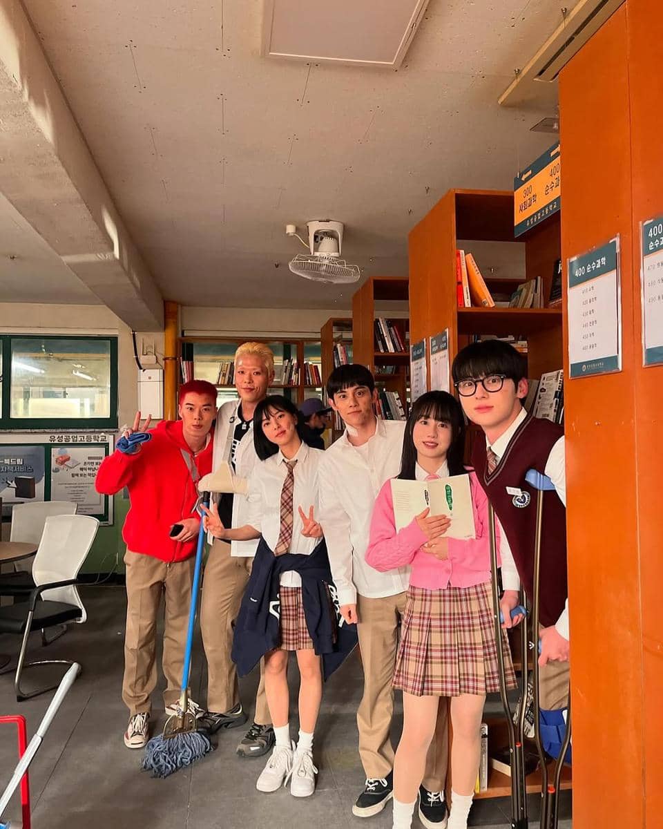 potret Hwang Minhyun dan pemain drama Korea Study Group 